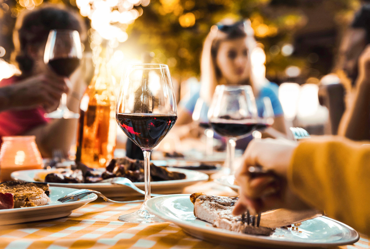 Lächelnde Gäste mit Gläsern